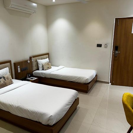 Siara Styles Amba Suites, Gandhinagar Eksteriør billede